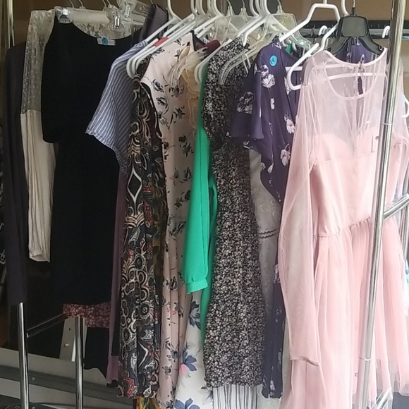 LOTS OF CLOTHES - Picture 3 of 9